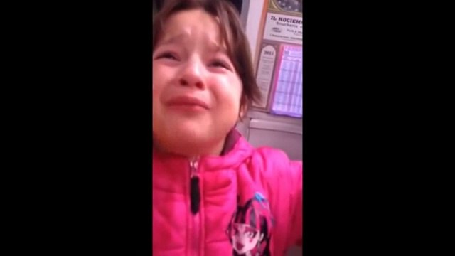 Une petite voleuse se fait choper par un epicier