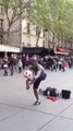 Un joueur de Freestyle de Foot tape une démo dans la rue