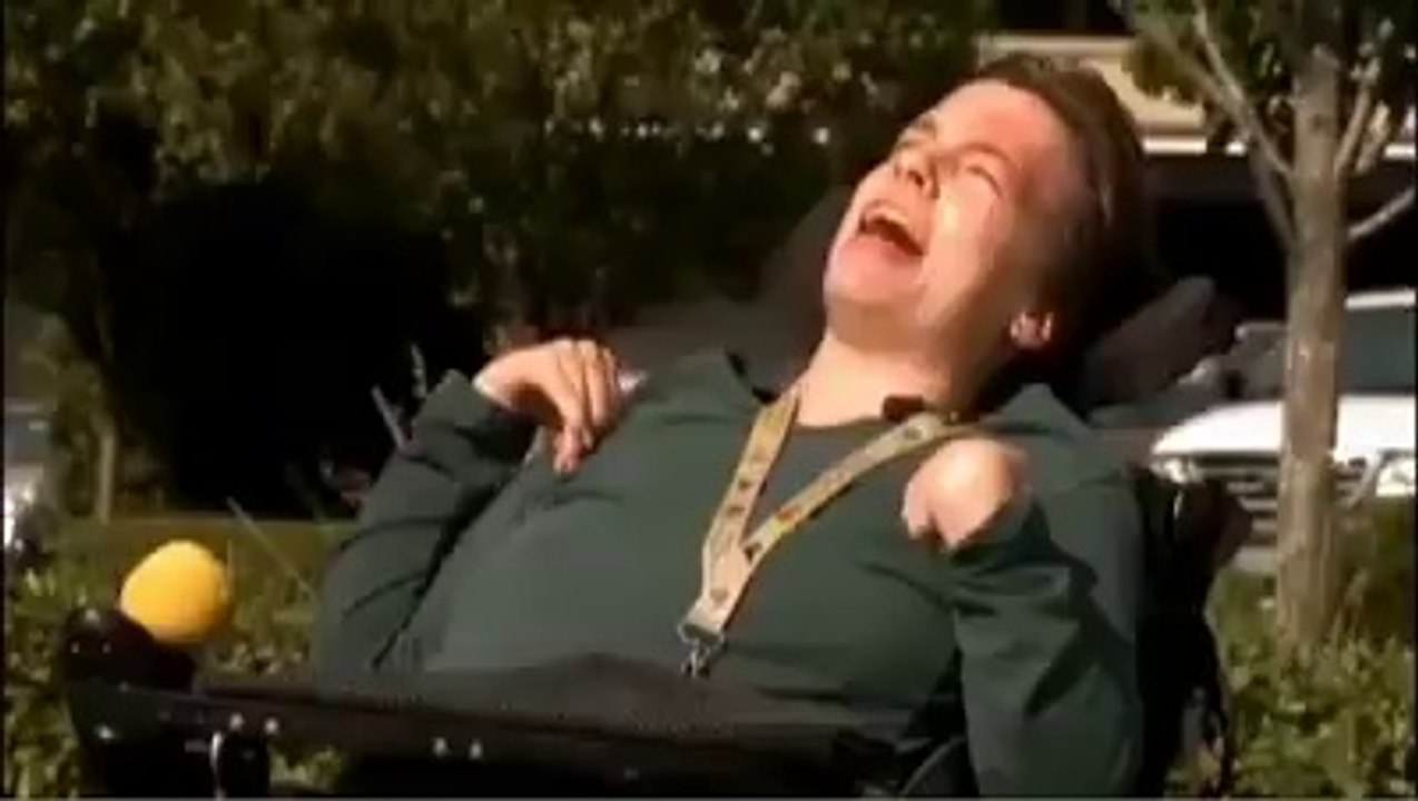 Un adolescent vol le sac d'une dame en chaise roulante