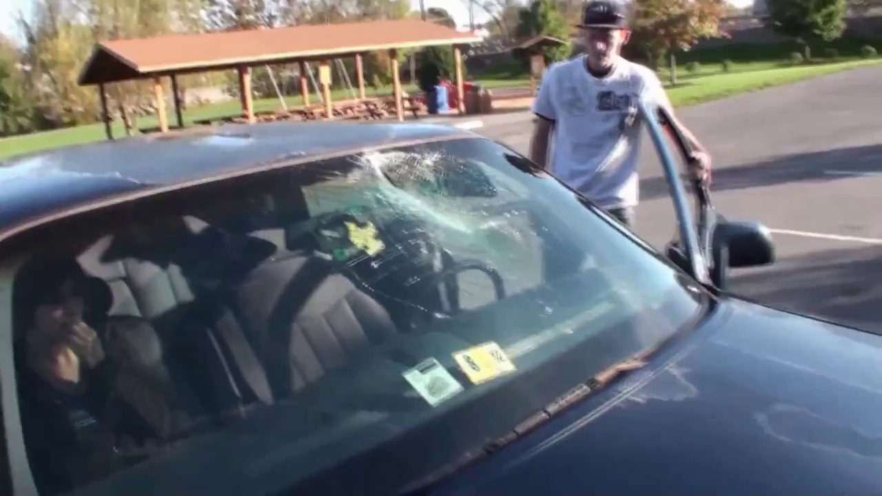 FAIL : sauter au dessus d'une voiture en marche...