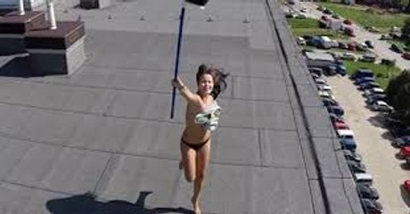 Un drone trolle une fille qui bronze !