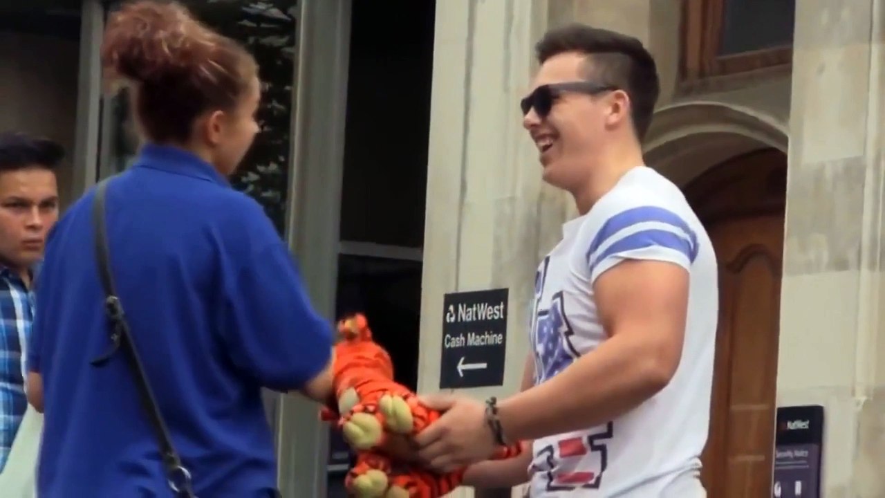 Caméra cachée : il maltraite un chien et se fait remettre en place