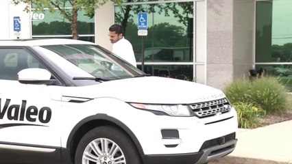 Le voiturier automatique connecté Valeo communique avec l'aire de parking