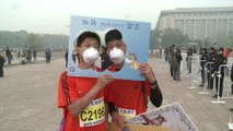 Chine: des marathoniens bravent la pollution à Pékin