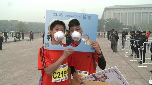 Chine: des marathoniens bravent la pollution à Pékin