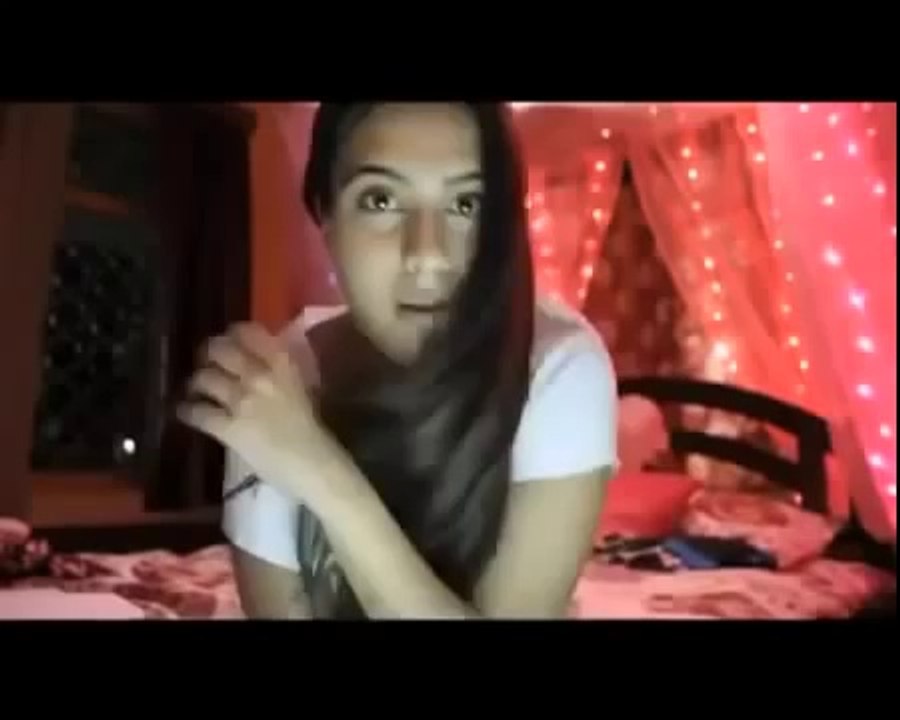 Father spying  on dauther taking dress off on web cam show Tata uhvatio kcerku kako se skida na web kameri