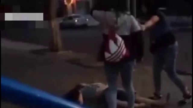 Elle alonge un mec qui propose de coucher avec elle