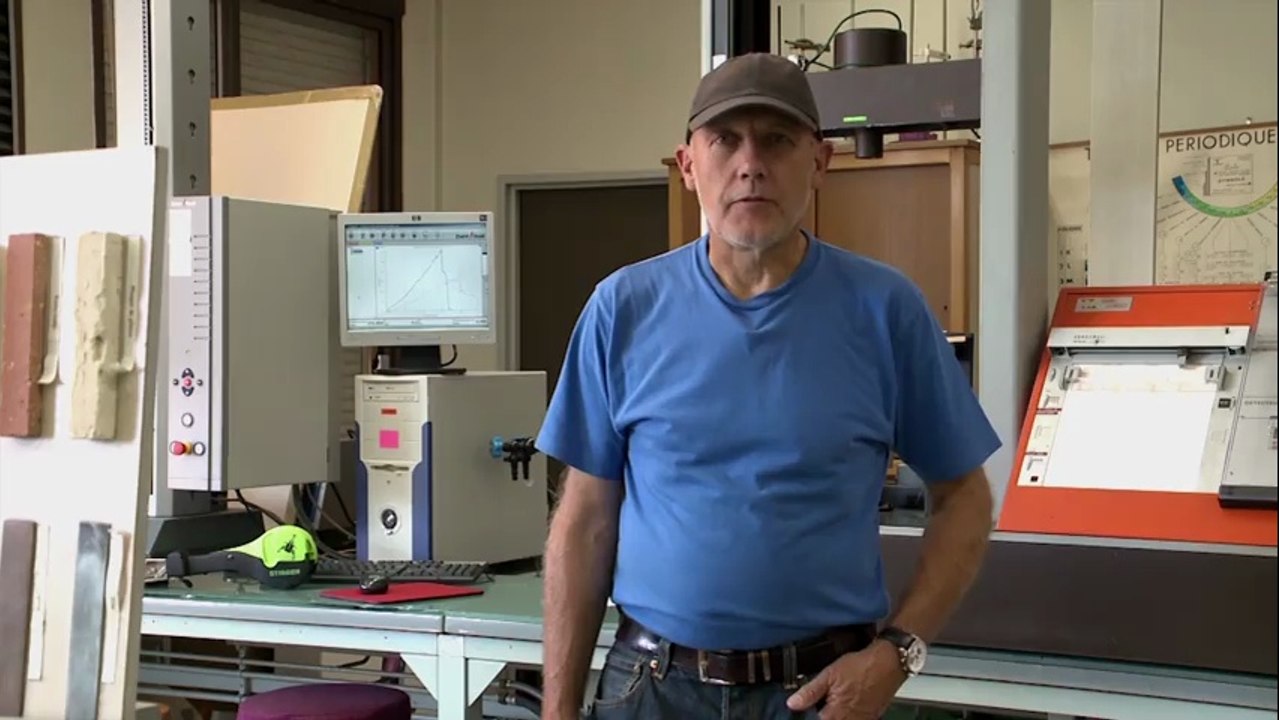 Agrafez les films pare-pluie avec solidité et étanchéité à l'air avec l'agrafeuse à capuchons