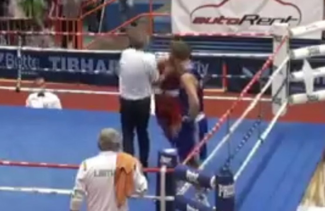 Un boxeur frappe violemment l'arbitre sur le ring