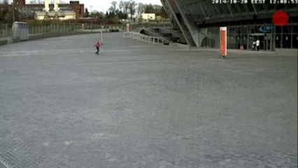 Patlamanın etkisiyle kırılan camlardan şans eseri kurtuldu