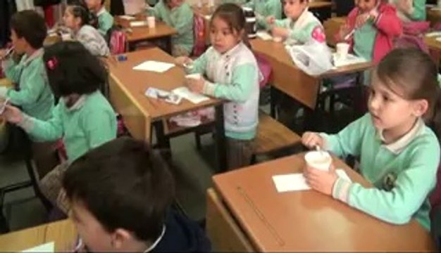 UŞAK HALK SAĞLIĞI MÜDÜRLÜĞÜ, MİLLİ EĞİTİM MÜDÜRLÜĞÜ İLE YAPTIĞI PROTOKOL GEREĞİ İLK OKULLARDA DİŞ FIRÇALAMA EĞİTİMLERİ VERMEYE BAŞLADI