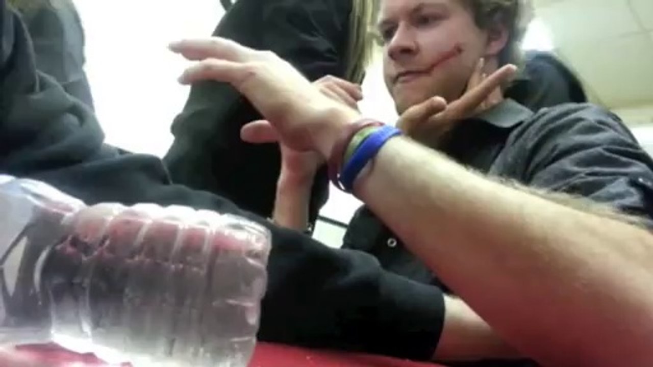 Il met une claque a un mec avec une part de pizza et se fait ensuite mettre KO