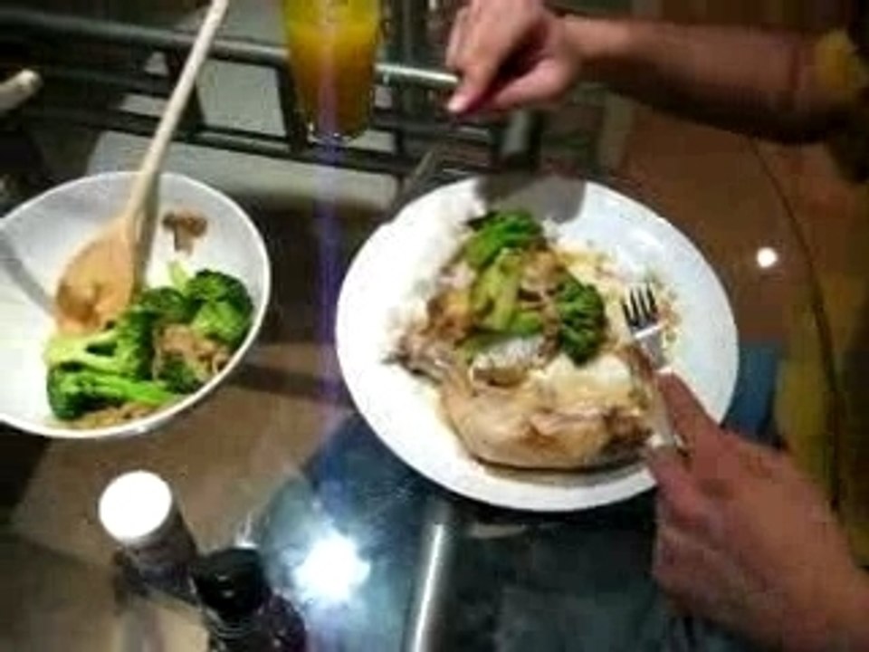 Alex Lagi Makan