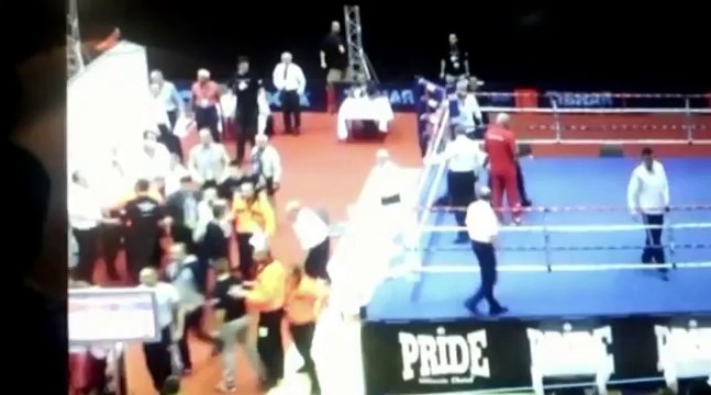 Mécontent de sa défaite, ce boxeur s'en prend violemment à l'arbitre !