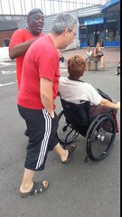 Il se gare sur des places handicapés et n’apprécie pas les remarques