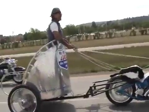 Course de char tirer par une moto!