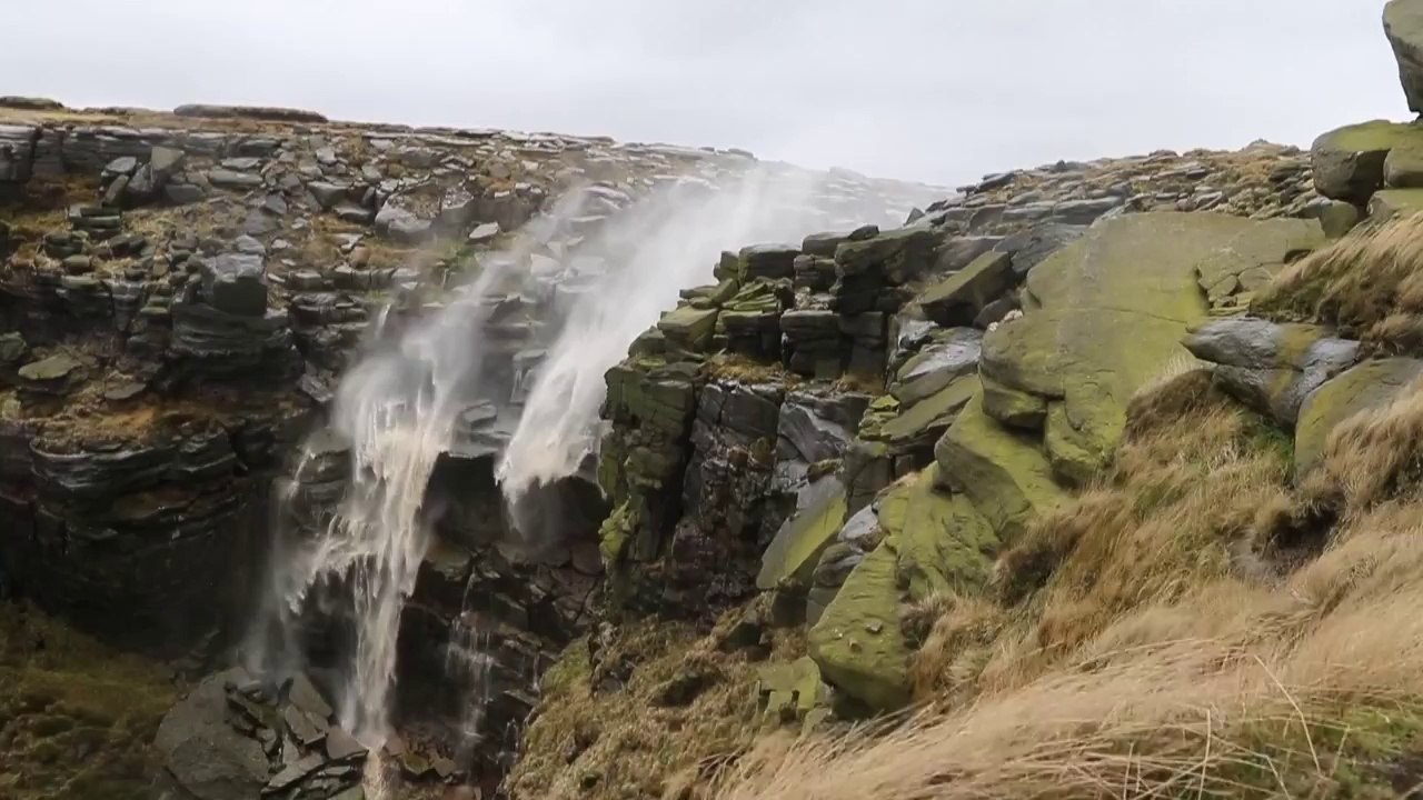 Une chute d'eau s'écoule à l'envers à cause du vent!
