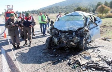 Muğla'da Kamyonetle Otomobil Çarpıştı: 2 Ölü, 3 Yaralı