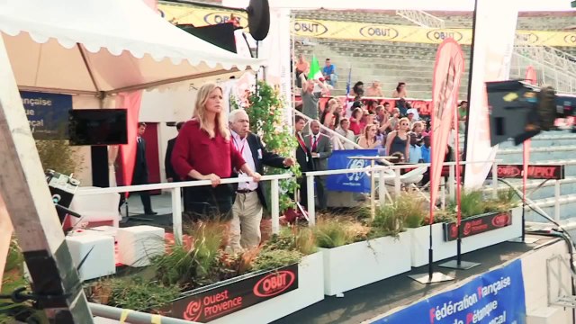 LES INVINCIBLES _ VIRGINIE EFIRA est Caroline !