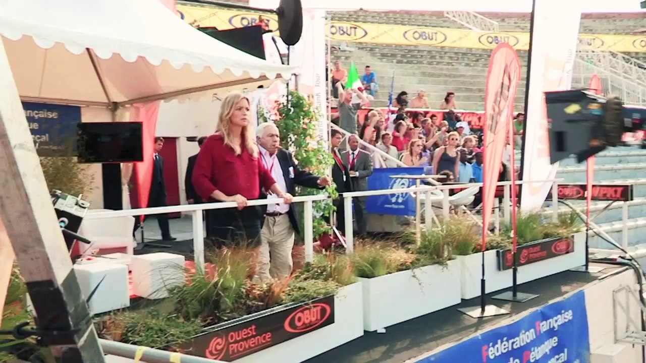 LES INVINCIBLES _ VIRGINIE EFIRA est Caroline !