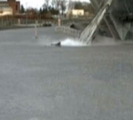 La toiture du stade de Donetsk s'effondre à quelques mètres d'une jeune miraculée