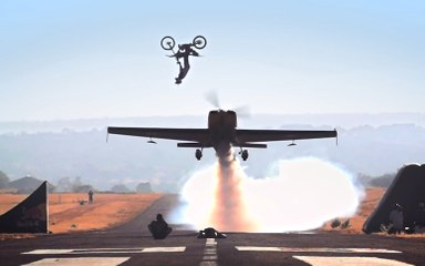 Ce motard réussit un backflip au-dessus d'un avion en vol