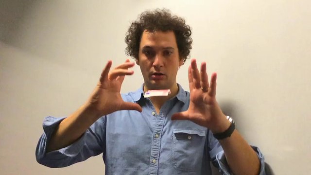 Regardez le magicien Eric Antoine faire voler... un billet de banque