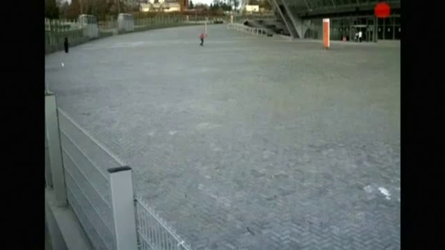 Des vitres d'un stade de football s'écrasent auprès d'une petite fille