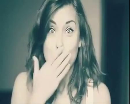 Mimikleriyle Kendine Hayran Bırakan Kız