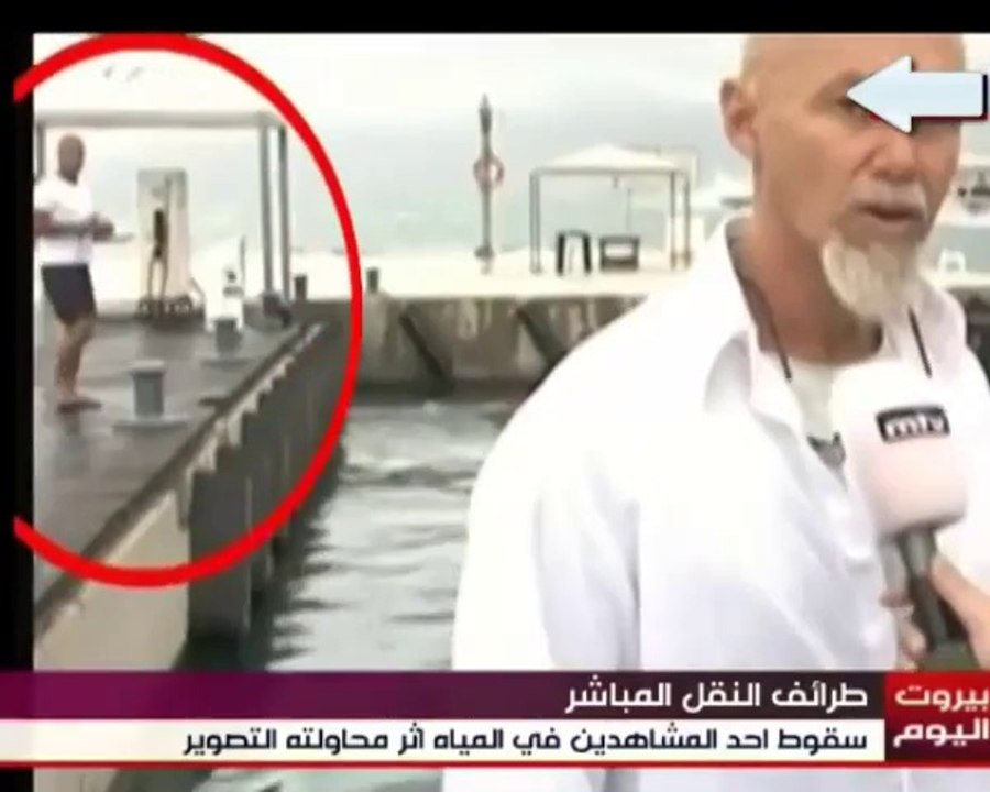 Il prend un selfie et tombe dans l'eau en direct à la télé