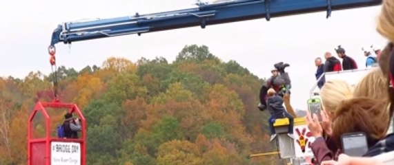 Köprüde Ellerinin Üzerinde Durmaya Çalışan Genç Yere Çakıldı