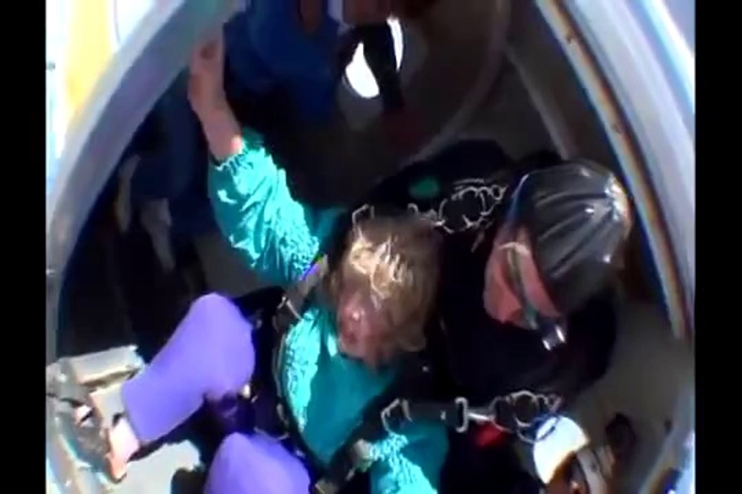 Atlama Sırasında Paraşüt Kemerlerinden Kayan Kadın