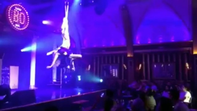 Angy cantando “Te dejé marchar” en La Cena de los Malditos , en el Teatro Bodevil