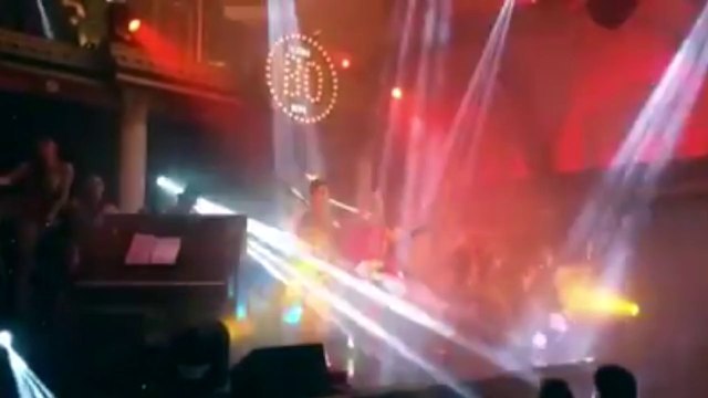 Angy cantando “I Love Rock n' Roll” en La Cena de los Malditos , en el Teatro Bodevil