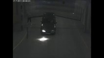 Une voiture passe sous la porte grillagée d'un parking souterrain