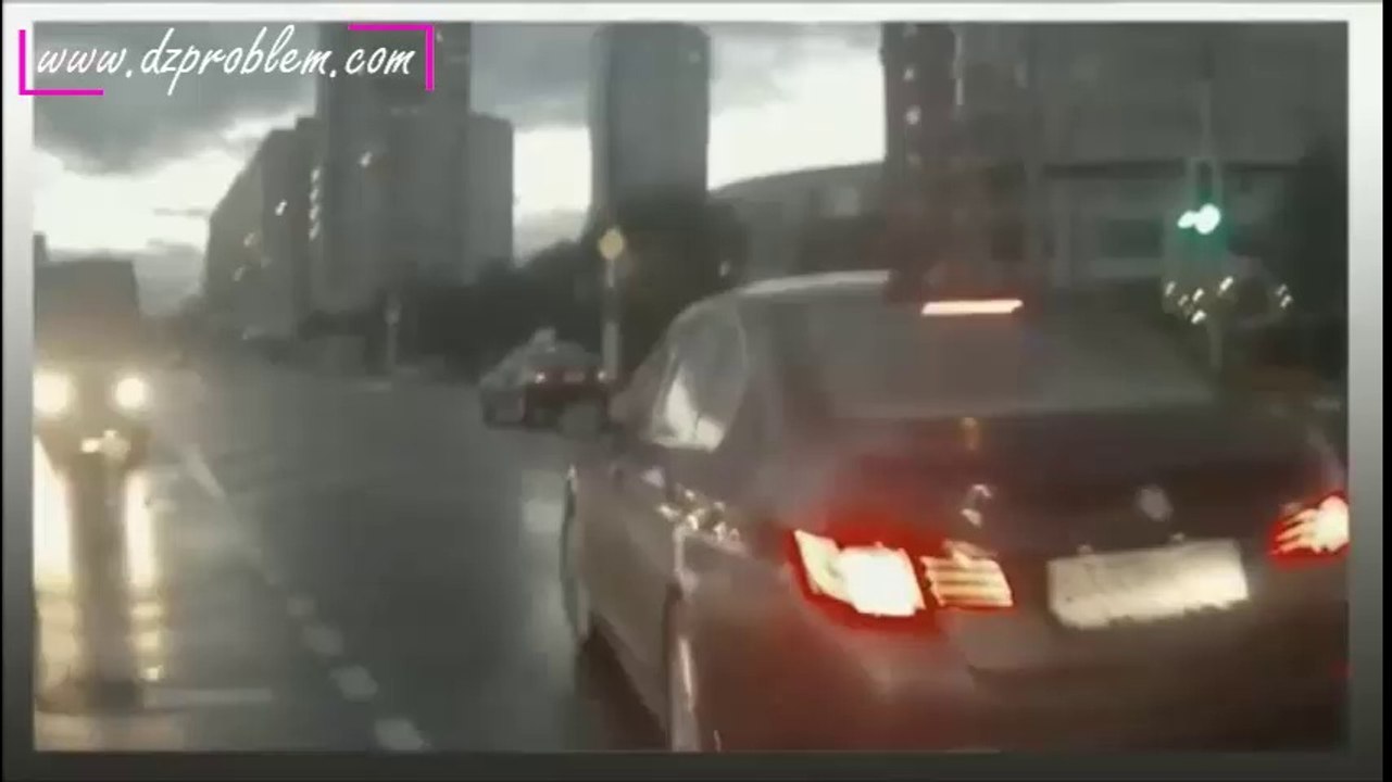 Une voiture fantôme sort de nulle part