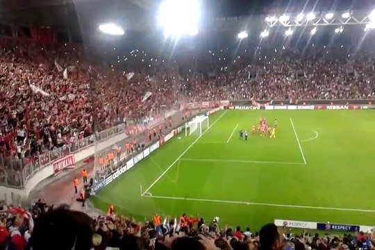 Η αγκαλιά του Μίτσελ με τον Ρομπέρτο μετά τη νίκη επί της Γιουβέντους