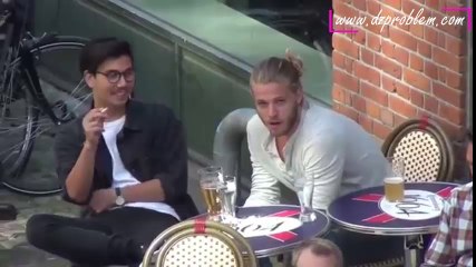 Une fille se promène seins nus dans les rues de Copenhague