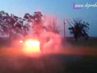 Une mitraillette avec des feux d'artifice