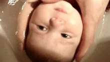Bébé Soleil prend son bain
