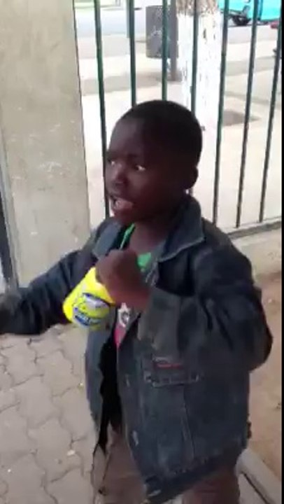 Petit angolais joue de la musique sans instruments de musiques