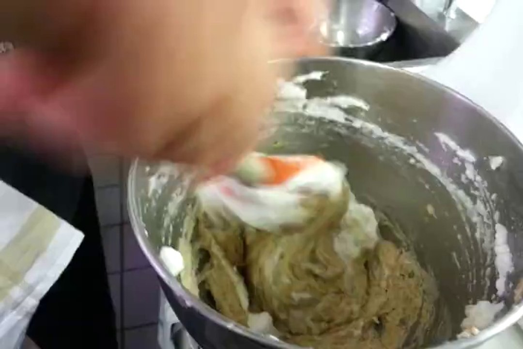 Gâteau de grand-mère aux noisettes, crème anglaise aux grains de café
