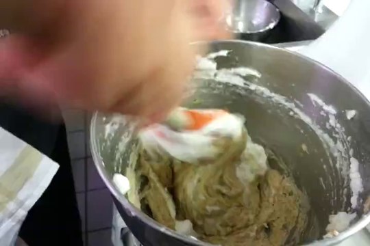 Gâteau de grand-mère aux noisettes, crème anglaise aux grains de café