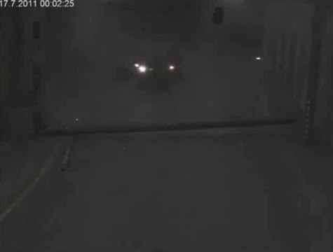 Въезд через закрытые ворота ! Весело, задорно !