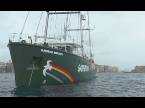 Napoli - La nave di Greenpeace nel porto (23.10.14)