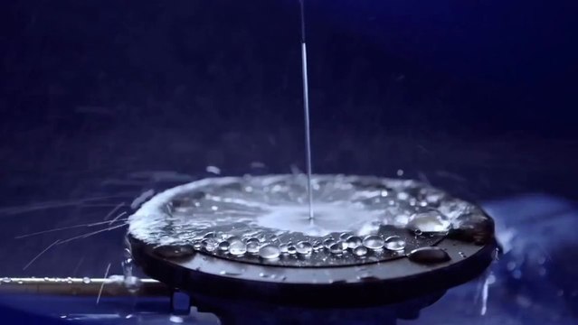 De l'eau qui ne mouille pas grâce aux revêtements hydrophobes