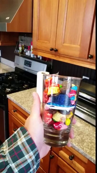 Un frigo qui distribue des bonbons à la place des glaçons!