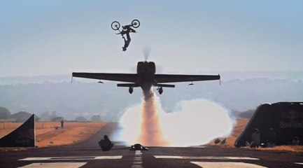 Red Bull vidéo : Backflip en FMX au-dessus d'un avion de voltige