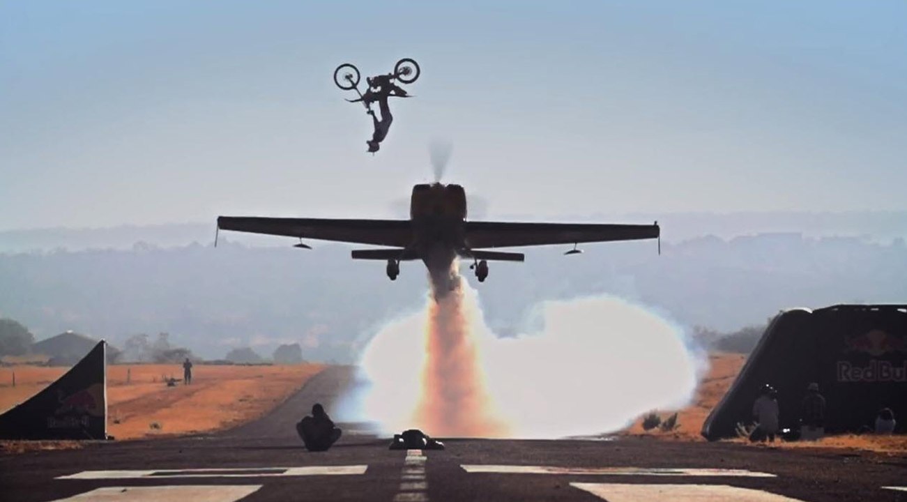 Red Bull vidéo : Backflip en FMX au-dessus d'un avion de voltige