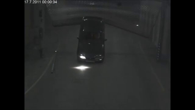 Régis détruit un parking, sa voiture et sa femme